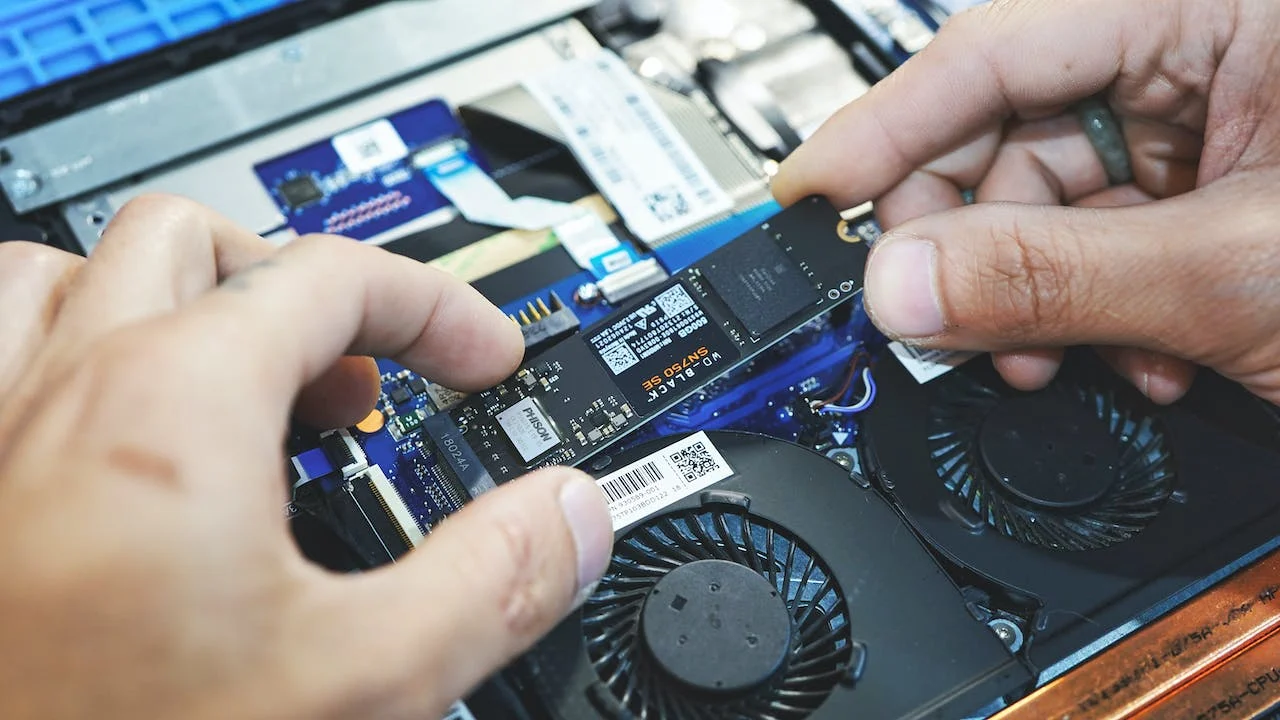 The Superiority of SSDs Over HDDs for Laptops: A Comprehensive Guide 1 pexels phiraphon srithakae 11253062